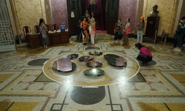 Sắp đặt âm thanh “Hồ nước” tại sảnh chính thu hút khán giả tương tác Ảnh: Lê Huyền