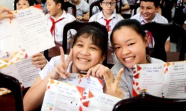 Các em học sinh hào hứng khi được chia sẻ về các kỹ năng tránh bị lừa đảo trên mạng xã hội Ảnh: Giang Thanh 