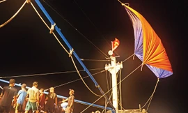 Cánh buồm trên tàu của ngư dân Quảng Nam đang no gió. Ảnh: Văn Chương