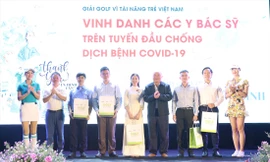 Ông Phùng Công Sưởng (thứ 2 bên trái) trao quà tôn vinh các y bác sỹ có nhiều đóng góp trong cuộc chiến chống COVID-19 ảnh: ANH TÀI 