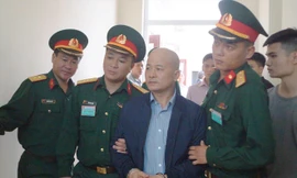 Bị cáo Đinh Ngọc Hệ được dẫn giải tại tòa