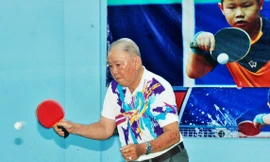 Tuổi ngoài 80 nhưng bác Tiết vẫn chơi bóng mỗi ngày. Ảnh: Trần Nguyên anh