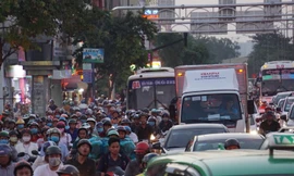 Hạ tầng đô thị ở TPHCM luôn quá tải - ảnh: P.V