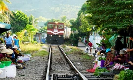 Người dân vô tư họp chợ trên tuyến đường sắt Bắc Nam đoạn qua phường Hòa Hiệp Bắc (quận Liên Chiểu, Đà Nẵng). Ảnh: Giang Thanh 