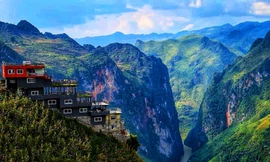 Đỉnh Mã Pí Lèng bị công trình xây dựng trái phép xâm lấn