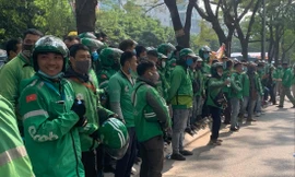 Tài xế Grab đồng loạt phản đối việc hãng xe nâng mức khấu trừ trên mỗi cuốc xe. Ảnh: C.N