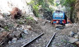 Một đoạn đường sắt qua khu vực miền Trung sạt lở do mưa, bão. 
