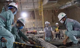 Công nhân thi công sàn trung chuyển ga ngầm S9 đường sắt đô thị Nhổn - Ga Hà Nội