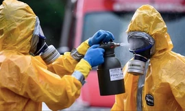 Tình trạng thiếu đồ dùng y tế như khẩu trang và găng tay khiến nhiều y bác sĩ đối diện với nguy cơ nhiễm bệnh ảnh: AP 