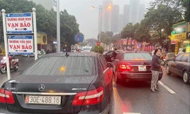 Hai xe Mercedes trùng BKS 30E-488.16  bị phát hiện trên đường 