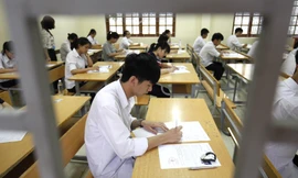 Thí sinh trước giờ làm bài thi tốt nghiệp THPT Quốc Gia 2018 tại Hà Nội. ảnh: ngọc châu