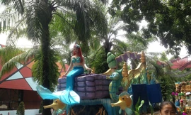 Hóa tiên dù rất mệt, say nắng nhưng vẫn phải tươi tắn, vui cười với khách Ảnh: U.P 