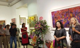 Họa sĩ Xuân Dung và họa sĩ Văn Thao (bìa phải) tại triển lãm Ảnh: K.N 