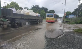 Đoạn đường bong tróc, cứ mưa là ngập gây tai nạn chết người lâu nay chưa được sửa chữa 