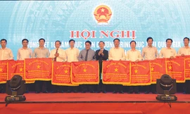 Nhiều tập thể và cá nhân của EVN được nhận Cờ thi đua và Bằng khen của Bộ Công Thương vì đã hoàn thành xuất sắc nhiệm vụ trong 10 năm thực hiện Chương trình mục tiêu quốc gia xây dựng nông thôn mới 