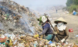  "Bãi rác "khủng ngày càng phình to bên cạnh nhà máy xử lý rác thải.