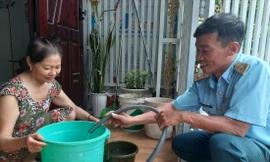 Trung úy Hoàng Văn Thi, trực tiếp bơm nước cho dân Ảnh: Nguyễn Thành 