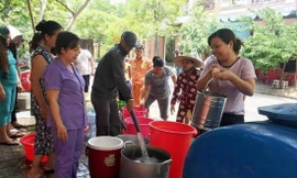 Cuộc sống người dân Đà Nẵng nhiều nơi bị xáo trộn vì thiếu nước nhiều ngày Ảnh: X.L 