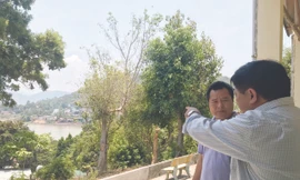 Ông Võ Ngọc Tuyên (người chỉ tay) mong có những đường hoa vòng quanh hồ Lắk 