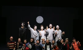 Trần Lực ngồi, bìa trái Ảnh: An An