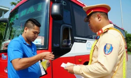 Cảnh sát giao thông xử lý vi phạm trên cao tốc Ảnh: Nguyễn Hoàn