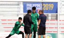 HLV Park Hang Seo trao đổi với thủ môn Tiến Dũng trong buổi tập trước trận bán kết ảnh: HỮU PHẠM 