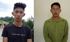 Đối tượng Phùng Thế Anh (trái) và Vàng Seo Xóa tại đồn biên phòng 