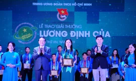Chị Nguyễn Thị Phương Hà vinh dự được nhận giải thưởng Lương Định Của năm 2019 Ảnh: NVCC