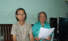 Bà Lê Thị The (phải) và bà Phạm Thị Dung đang khiếu nại việc giải tỏa thu hồi nhà đất tại dự án KÐTM Thủ Thiêm ảnh: Huy Thịnh