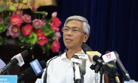 Phó Chủ tịch UBND TPHCM Võ Văn Hoan chủ trì họp báo. Ảnh: Văn Minh