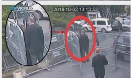 Camera ghi lại được hình ảnh ông Khashoggi nói chuyện với với vợ sắp cưới trước khi bước vào lãnh sự quán Ả rập Xê út tại Istanbul. Ảnh: AP 