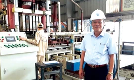 Ông Vũ Thanh Tuyền, Chủ tịch Công ty Cổ phần Tập đoàn Thanh Tuyền tại nhà máy sản xuất vật liệu không nung làm từ tro xỉ của nhà máy nhiệt điện 