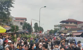 Bất chấp dịch, chợ Viềng vẫn đông chặt người đổ về