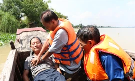 Ông Lợi sơ cứu, thổi ngạt cho nạn nhân Ảnh: Kim Hà