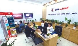 Từ chỉ có một phương thức thanh toán tiền điện, EVN HANOI “trao tận tay” khách hàng 4 phương thức với gần 70 hình thức thanh toán