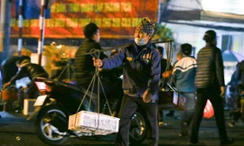 Chị Phạm Thị Lụa gánh hàng thuê tại chợ Long Biên lúc 4 giờ sáng Ảnh: Đức Văn