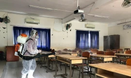 Trường THPT Nguyễn Du, quận 10, TPHCM khử khuẩn trường lớp ngày 27/2 để chuẩn bị đón học sinh 