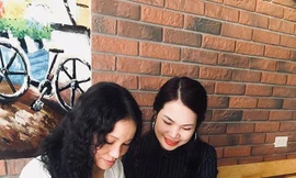 Nữ sĩ sinh 1976 hay đưa ảnh “vui vui điên điên” của mình lên FB với chú thích kiểu “Hoa đến thì hoa phải nở/Người đến ngày người lại lên cơn” ảnh: NVCC 