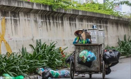 Công nhân vệ sinh môi trường gom rác sáng 20/11 sau nhiều ngày đình công. Ảnh: Duy Phạm 