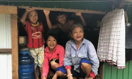 Dân vùng lũ trong nhà nổi. Ảnh: Hoàng Nam