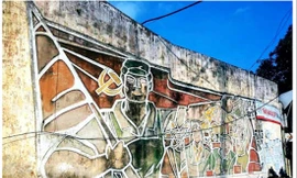 Di chuyển tranh cổ động của họa sĩ Trường Sinh về khu cầu Long Biên Ảnh: TRƯỜNG SƠN 