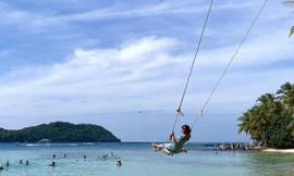 Du khách nghỉ dưỡng “sang chảnh” với giá hấp dẫn Ảnh: KỲ SƠN 