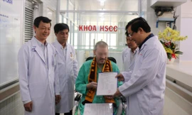 Bệnh nhân 91 nhận giấy xuất viện Ảnh: ngô bình 