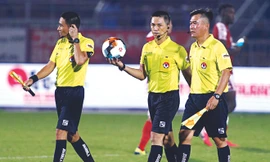 Tổ trọng tài điều khiển trận đấu