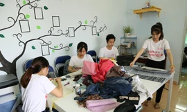 Các thành viên nhóm “Dũng sĩ tái chế” đang cùng nhau sáng tạo từ những vật dụng bỏ đi 