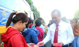 Lãnh đạo tỉnh Bình Dương trao quà cho công nhân trước khi lên xe về quê đón Tết. Ảnh: Hương Chi