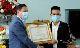 Lãnh đạo TP Hà Nội trao tặng bằng khen của Thủ tướng Chính phủ Nguyễn Xuân Phúc cho anh Nguyễn Ngọc Mạnh 