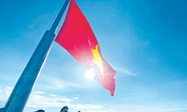 Lễ thượng cờ tại Lý Sơn, một trong những hoạt động quan trọng trong những ngày diễn ra giải chạy Ảnh: Hồng vĩnh