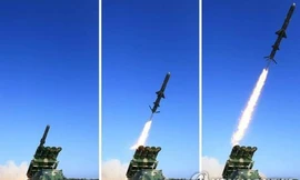 Những bức ảnh được nhật báo Rodong Sinmun của Triều Tiên đăng tải cho thấy một vụ phóng tên lửa hành trình đất đối hạm ảnh: Yonhap News 