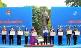 Bí thư thứ nhất T.Ư Đoàn, Chủ tịch T.Ư Hội LHTN Việt Nam Nguyễn Anh Tuấn trao giải thưởng tình nguyện quốc gia. Ảnh: Xuân Tùng